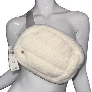 💖 NWT Gilly Hicks Off White Fleece Belt Bag